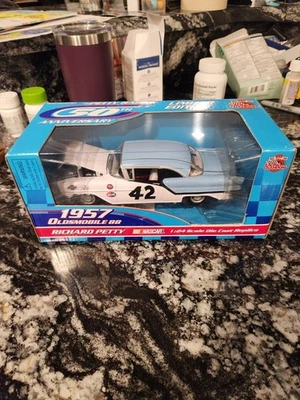 RICHARD PETTY 50 ANIVERSARIO CARRERAS CAMPEONES 1957 OLDSMOBILE 88 1:24 Foto 1 de 4