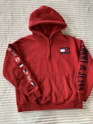 Sudadera con Capucha Tommy Hilfiger AOP Vintage Años 90 LOGOTIPO GRANDE Roja Talla Pequeña Foto 1 de 4