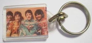 Llavero The BEATLES Sargeant Peppers Lonely Hearts Club Band 3 1/12" x 1" años 60 - Imagen 1 de 3