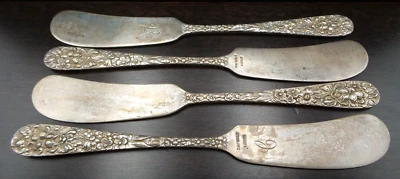 Juego de 4 esparcidores/cuchillos de mantequilla con mango plano de plata de ley con patrón de rosas STIEFF Foto 1 de 4