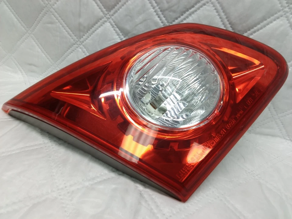 Lámpara de freno halógena interior lado izquierdo Nissan Rogue Select OEM 09-15 Foto 1 de 4