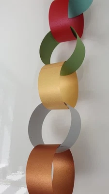 VERY SPECIAL CHRISTMAS PAPER CHAINS.WIDE SIZE&UNIQUE PAPER. COLOURS. - Image 1 of 4