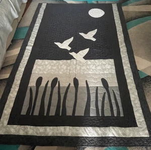 Edredón tamaño completo patos voladores luna cielo noche negro gris blanco hecho a mano de colección 93x62 - Imagen 1 de 2