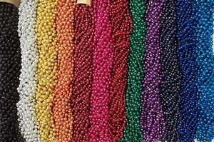 Lote de 4 docenas de cuentas Mardi Gras Nascar Party Favors ¡TAMAÑO COMPLETO! - Imagen 1 de 1