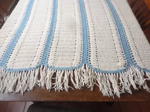 COPERTA afgana vintage anni 70 all'uncinetto a mano blu e bianca con frange 64x58 - Foto 1 di 4