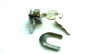 SERRATURA SPORTELLINO SPORTELLO COFANO LATERALE VESPA  125 150 vecchio modello - Picture 1 of 1