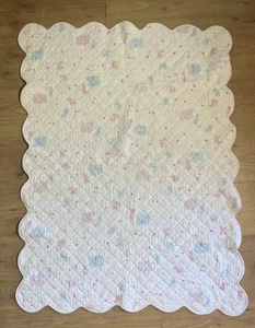 Vintage Babydecke Baumwolle gesteppt Krippe Steppdecke Pastell Kätzchen Häschen Jakobsmuschelrand - Bild 1 von 4