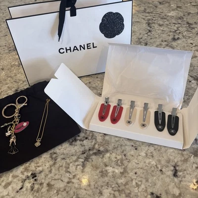 CHANEL Edición Limitada Beauté Conjunto de Accesorios para el Cabello Rojo, Crema y Negro PAQUETE CC Foto 1 de 4