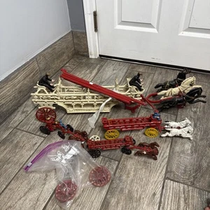 Motore antincendio con gancio e scala trainati da cavalli in ghisa 3 - 31" - 4 scale e campana extra - Foto 1 di 12