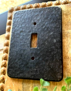 Placa de interruptor de luz de palanca única primitiva antigua cubierta de hierro de metal martillo negro - Imagen 1 de 24