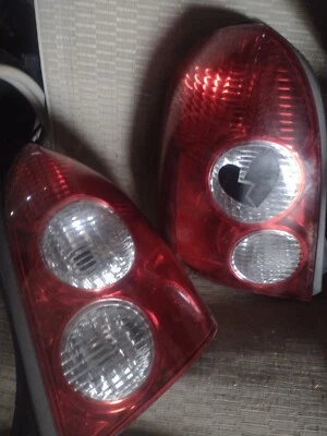 par de luces traseras Mazda Protege 2002 5 OEM Stock Foto 1 de 3
