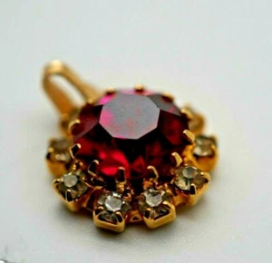 Vintage Glass Red Rhinestone Diamante Gold Metal Pendant No Chain - Picture 1 of 9