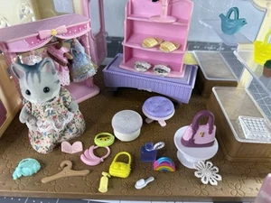 EPOCH CALICO CRITTERS Boutique Fashion Shop Store playset - Picture 1 of 10