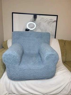 Silla Sherpa Pottery Barn para niños talla azul claro tamaño mediano en cualquier lugar Foto 1 de 4