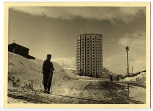 Skieur station de ski immeuble circulaire - photo ancienne an. 1950 - Picture 1 of 1