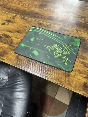 Alfombrilla de ratón Razer 14” x 10” verde - USADA Foto 1 de 4