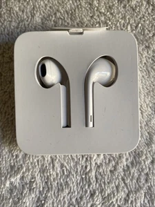 Apple EarPods with Lightning Connector In Ear Canal Headset - White - Photo 1 sur 3