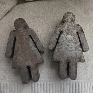 Toilettenschilder VERZINKT METALL Schilder 2 Girl ART 3-D Figuren 10 Inch Lesbian Gay - Bild 1 von 6