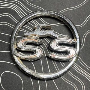 original 1963 SS Impala rear quarter emblem badge - Foto 1 di 3