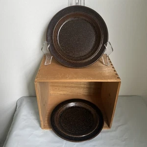 Lote De 2 Platos De Pan Y Mantequilla De Colección Arabia De Finlandia 6 3/8" Marrón Retirado - Imagen 1 de 8