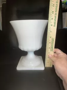 E.O. vintage Brody Co. Vaso/piantana/urna con piedi alti 9" in vetro latte MJ44 J2520 LEGGI - Foto 1 di 5