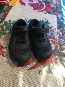 Black Nike Strap On 9c Sneakers Boy Running Shoes Comfortable Toodler  - Picture 1 of 6