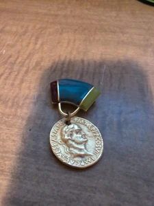 Vintage Moment Münze Band Pin.  Modeschmuck - Bild 1 von 5