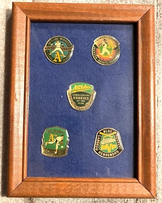 VINTAGE 5 OAKLAND ATHLETICS A's PINS FEAT. JACKSON, HENDERSON, STEWART ON FRAME - Image 1 of 4
