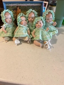 Bambole The Dionne Quintuplets(5) come nuove viene fornito con costumi da foto con costumi - Foto 1 di 4