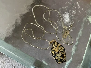 Collar Marc Jacobs Tono Dorado Pájaro y Flores Sobre Fondo Negro - Imagen 1 de 5