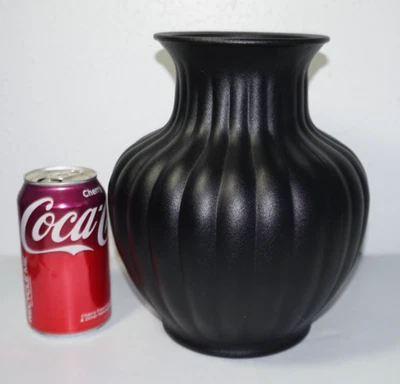 Florero urna de vidrio recubierto negro con textura acanalada de 9" de alto x 7" a través Foto 1 de 4
