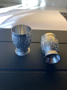Dachbodenfund,2 alte Zinnbecher,Motive Mittelalter oder so,siehe Bilder - Bild 1 von 8