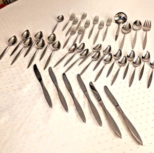 40 Piece Silverware/Flatware - Oneidacraft Deluxe Stainless - Picture 1 of 8