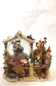 Grandeur Noel Musical Water Globe 2001 Santa Claus North Pole Elf Toys Christmas - Picture 1 of 4