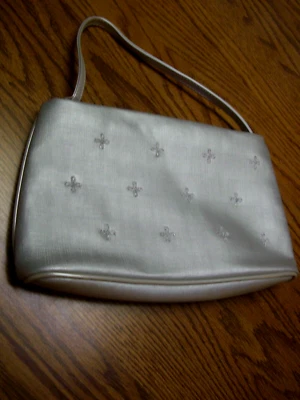 Bolso de mano o bolso de cosméticos forrado exterior PVC plateado pequeño para mujer 9,5" x 5" x 1,5" Foto 1 de 4