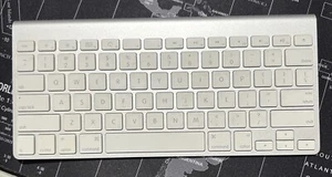 Genuine Apple OEM Wireless Bluetooth Keyboard for iMac MacBook iPad Mac A1314 - Picture 1 of 3