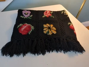 Vintage Coperta afgana lanciata all'uncinetto e cucita a croce nera con frange 40x66" - Foto 1 di 9