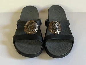 Crocs Sanrah Circle Medaillon Damen-Pantoletten Größe 8 schwarz Metall - Bild 1 von 10
