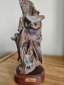 Große Harz Eule auf Holzsockel 13"x5" in sehr gutem Zustand, gut detailliert, schwer - Bild 1 von 2