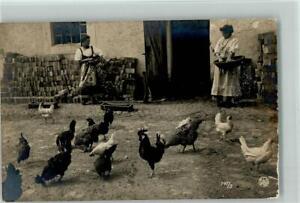 13023322 - Bauernhof mit Gefluegel - Baeuerin fuettert die Tiere Foto 1919 AK