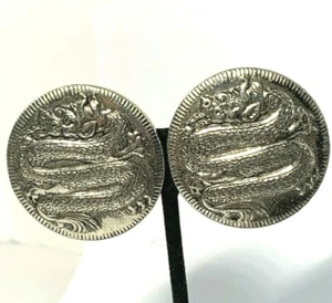 ORECCHINI VINTAGE drago serpente tono argento TONDI disco in rilievo CLIP BACK - Foto 1 di 10