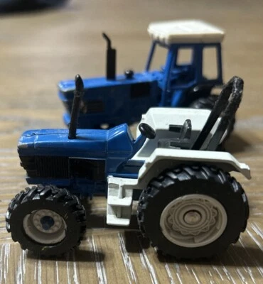 Lote De Colección 2 Piezas Ertl Diecast 1:64 Ford Tractores 1 Cabina Techo Blanco Foto 1 de 4