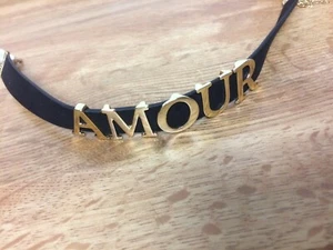 Gargantilla Uo "AMOUR" de cuero negro con metal dorado ajustable 12"-15".$ 28,00 - Imagen 1 de 9