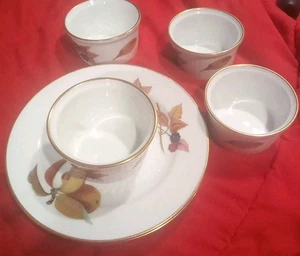 Juego de 3 tazas + platillos Royal Worcester Evesham Gold con adornos dorados de frutas de 3,25" de diámetro - Imagen 1 de 9