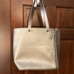 Bolso de mano de cuero sintético de peltre de Neiman Marcus - Imagen 1 de 4