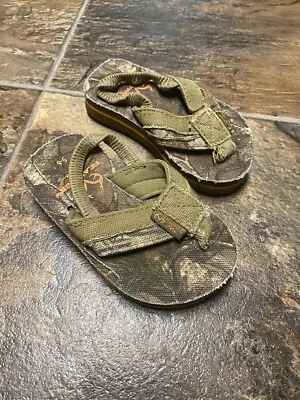 Toddlers 5-6 Realtree Xtra Flip-flops White Back Strap Very Cute Camo - Image 1 of 4