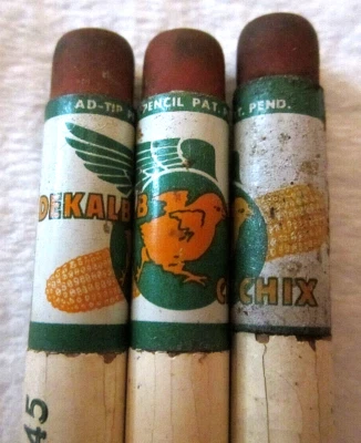 Lote de 3 lápices de madera DEKALB CHIX vintage (nebr. & IA) Muy COMO ESTÁN (K1) Foto 1 de 4