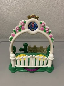 2003 Fisher Price Little People Night at the Ball Arbor - Picture 1 of 2