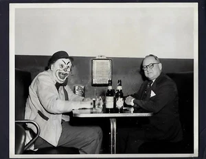 Foto de payaso aterrador de la década de 1950 tomando cerveza, antigua caja de música de restaurante 8" x 10" - Imagen 1 de 2