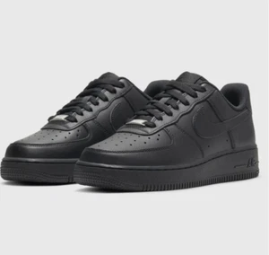 Größe UK 9,5 Nike Air Force 1 '07 Low Black Air Force One Lot Schuhe Turnschuhe  - Bild 1 von 7